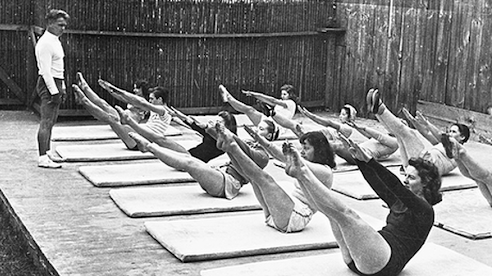 szkolenia pilates na matach dla instruktorow- archiwalne czerno-białe zdjecie Josepha Pilatesa